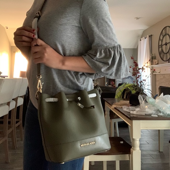 Last one ‼️New MK trista medium bucket bag ♥️ - Picture 2 of 7